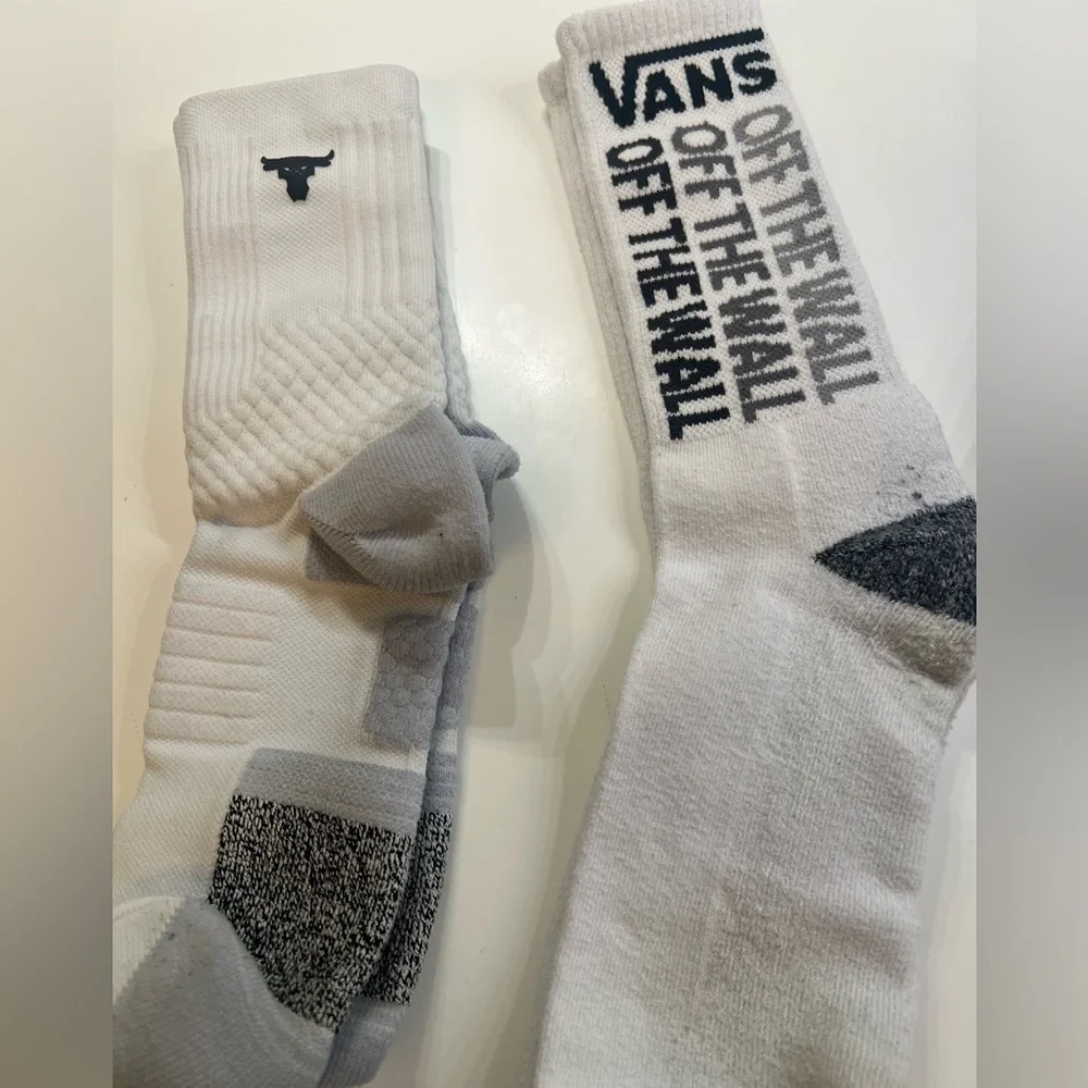 SOCKS - MENS CREW STYLE SOCKS - VARIETY OF 4 PAIRS.   NEW /LIKE NEW  SIZE 8.5-13